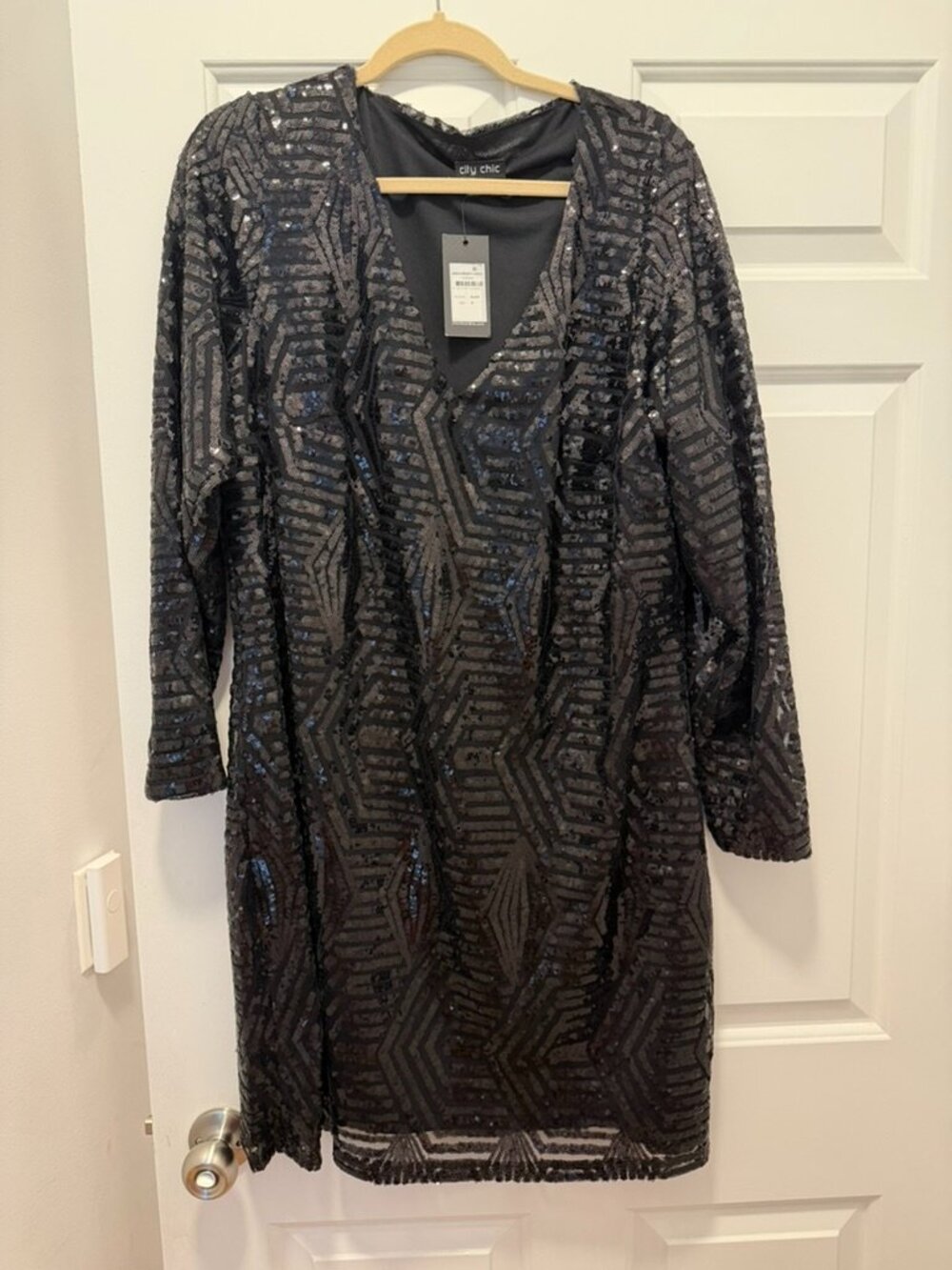NWT City Chic Bright Lights Sequin Dress Black Long Sleeve V-Neck M/18